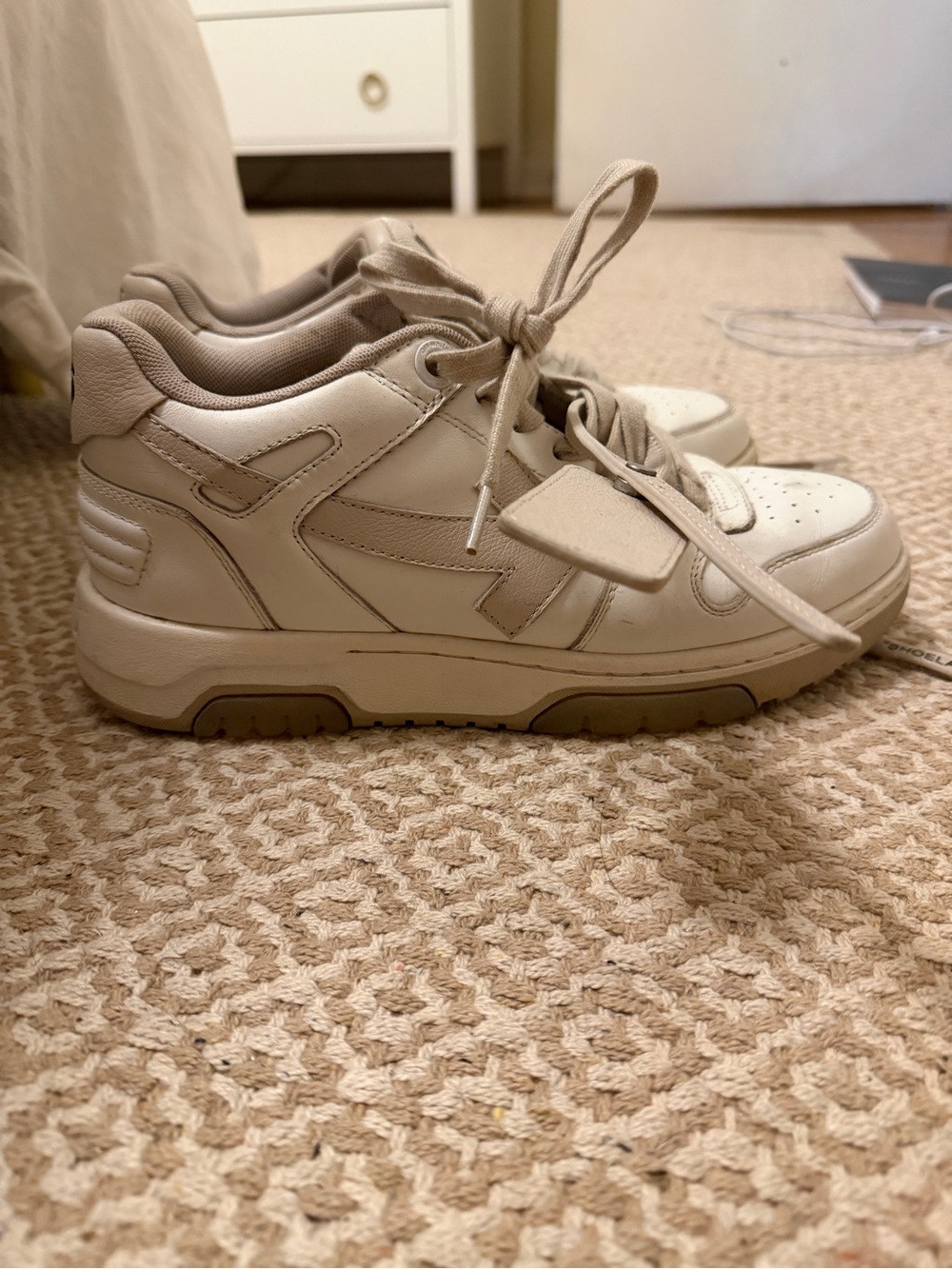 Off-White Out of Office arrow bi-color sneakers in Cream/Beige